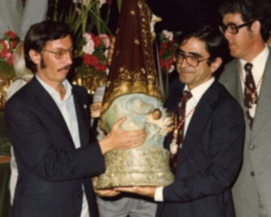 Salvador Jimenez portando a la Patrona